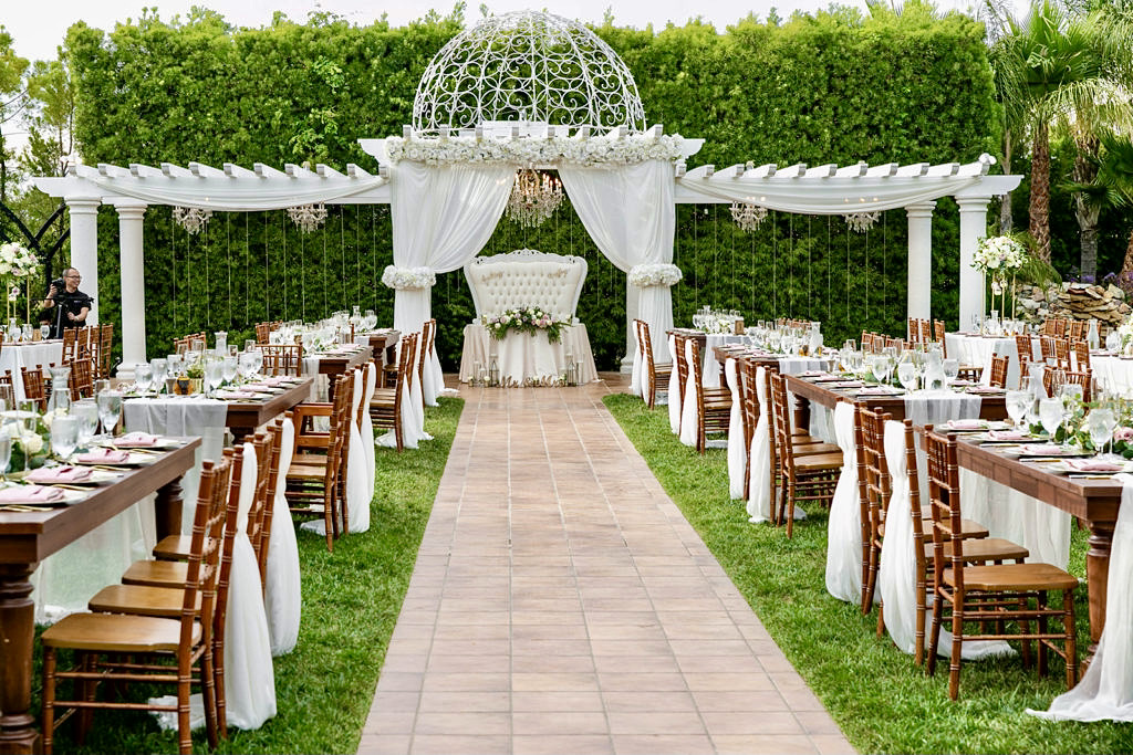 Rustic outdoor wedding theme with triple weave chairs. Reception theme ideas with triple weaving chairs. 